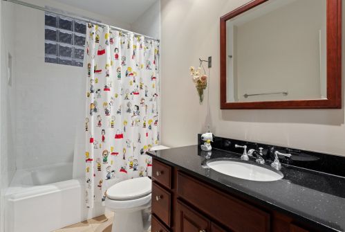 868 Lill Ave, Chicago IL 60614-2019 exterior