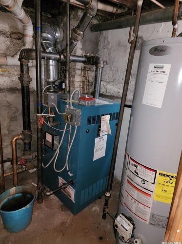 139 Buscher Ave, Valley Stream NY 11580-5204 exterior