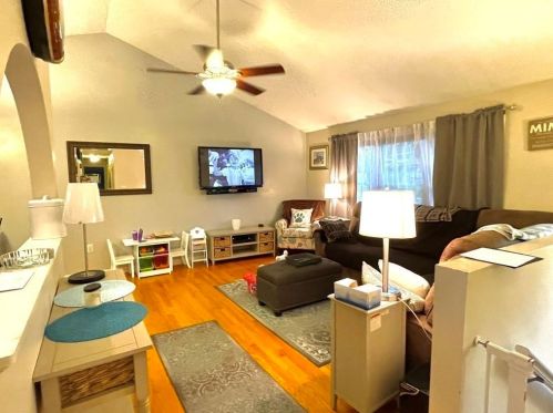 31 Narragansett Ave, Worcester, MA 01607-1558