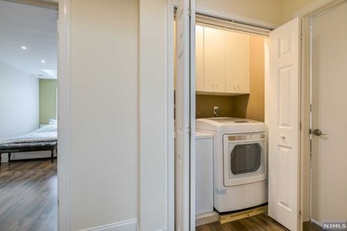 11 Lawrence Ct, Teaneck NJ 07666-6489 exterior