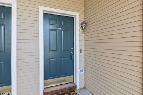 1006 Robin Ct, Green Brook NJ 08812-1737 exterior