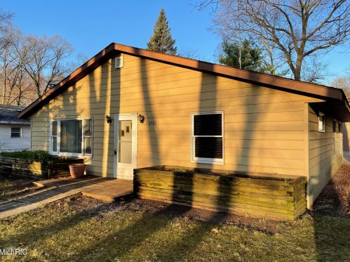 2087 Whitehall Rd, Meskegon MI 49445-1043 exterior