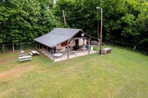 6828 Lockridge Dr, Atlanta GA 30360-1515 exterior