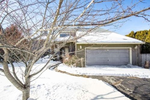 13 J H Dwyer Dr, Middletown, RI 02842-4576