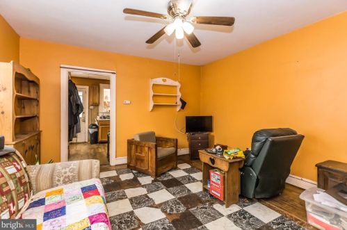 1238 Maple St, Pottstown PA 19464-5822 exterior