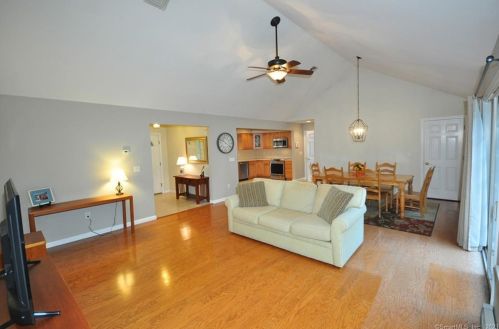 221 Marshall Phelps Rd, Windsor CT 06095-1743 exterior