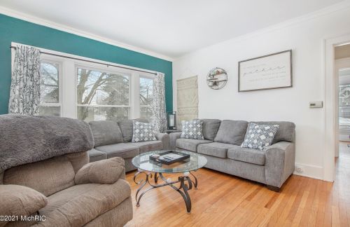 1302 Wealthy St, Grand Rapids MI 49506-2562 exterior