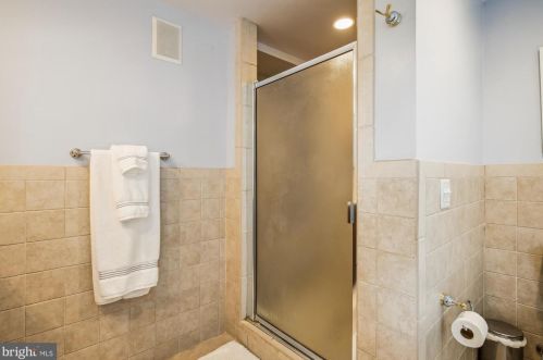 2417 Davis Ave, Alexandria VA  22302-3209 exterior