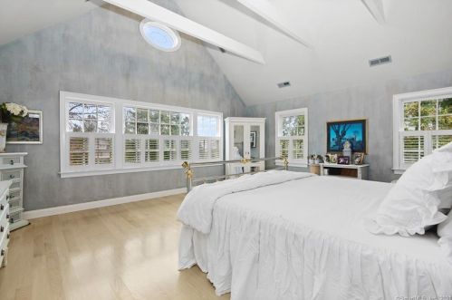 112 Shr Rd, Old Greenwich CT 06870-2214 exterior