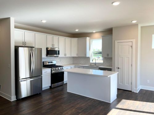 8450 66th St, Milwaukee, WI 53223-2707