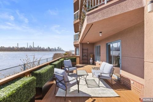 102 Adams Ct, Edgewater NJ 07020-1654 exterior