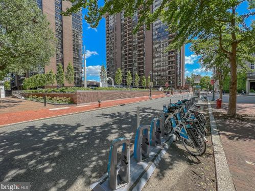 241 6th St, Philadelphia PA  19106-3723 exterior