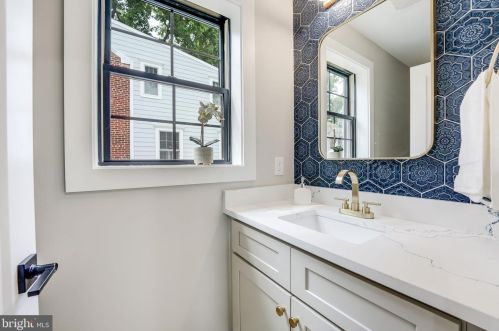 1505 Crestwood Dr, Alexandria VA  22302-2303 exterior