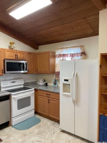 1889 Joshuas Path, Central Islip NY  11722-1816 exterior