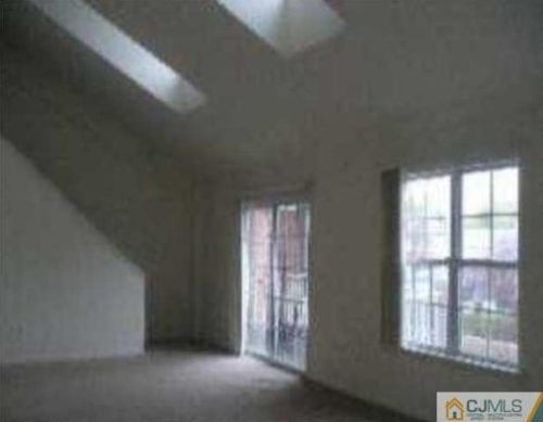 8 Park Sq, Metuchen NJ  08840-1878 exterior