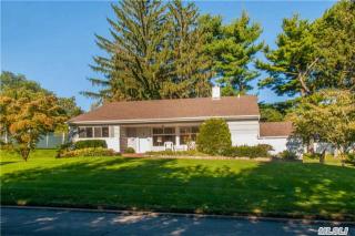 12 Old Town Ln, Hunt, NY 11743-2213