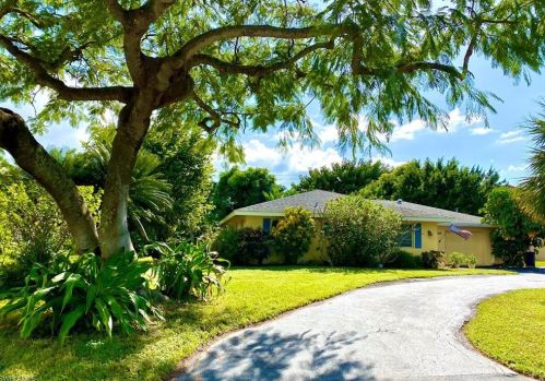 688 5 Ave, Naples FL 34117-4114 exterior