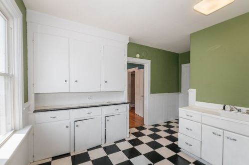 1856 Arlington Pl, Milwaukee WI 53202-1619 exterior