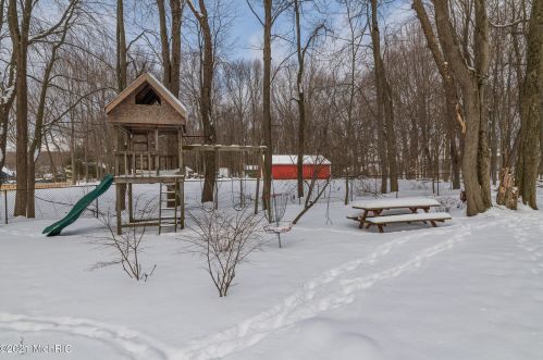 1360 Crooked Lk Dr, Kalamazoo MI 49009-8950 exterior