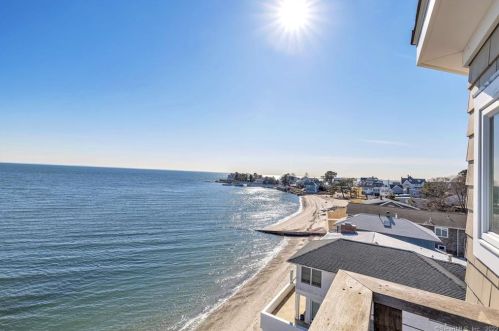 4 Lawrence Ct, Milford CT 06460-7336 exterior