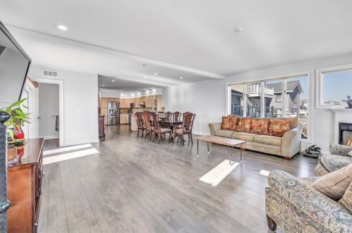 4 Lawrence Ct, Milford CT 06460-7336 exterior