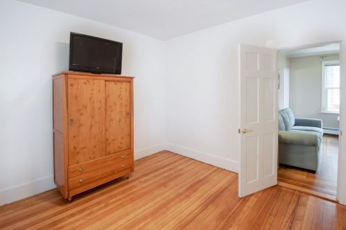 27 Peckham Ave, Middletown RI 02842-5731 exterior