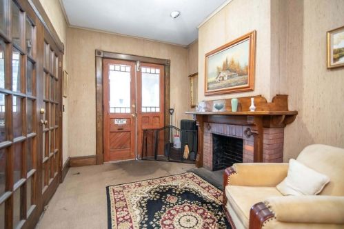 76 Maple St, Springfield, MA 01105-1813