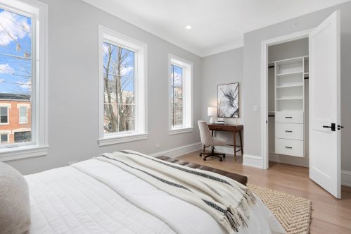 2137 Clifton Ave, Chicago IL 60614-4116 exterior