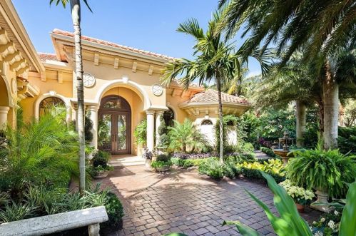 2481 Augusta Dr, Naples FL 34109-3347 exterior
