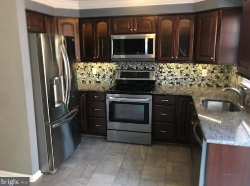 7824 Colonial Springs Blvd, Alexandria VA  22306-2864 exterior