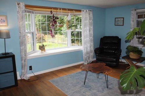 27 Ridgefield Rd, Enfield CT 06082-4744 exterior