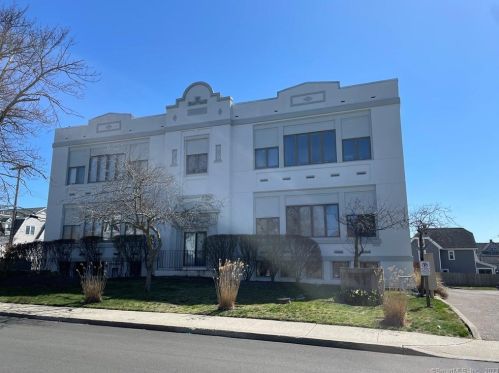 91 Stowe Ave, Milford CT 06460-6067 exterior