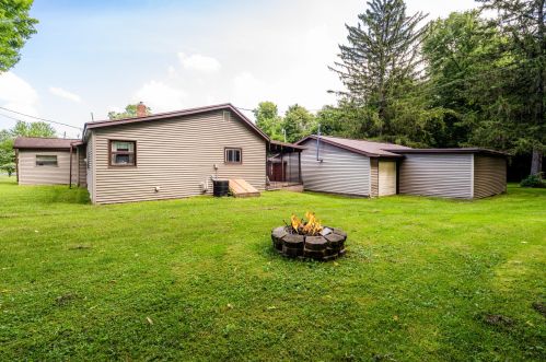 9524 Red Arrow Hwy, Watervliet MI 49098-8552 exterior