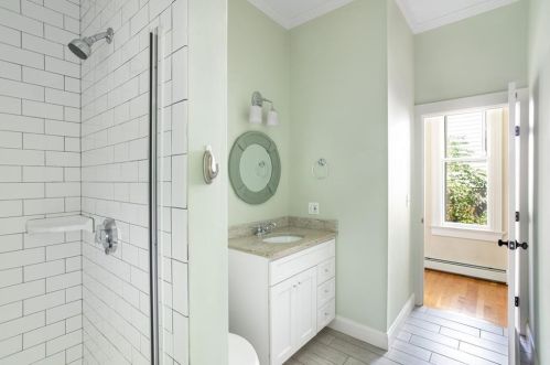 29 Champlin St, Middletown RI 02840-2879 exterior