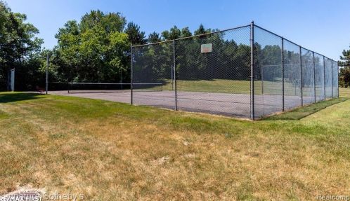 2239 Crystal Dr, Rochester MI 48309-3755 exterior