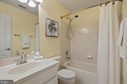 6747 Applemint Ln, Alexandria VA 22310-2649 exterior