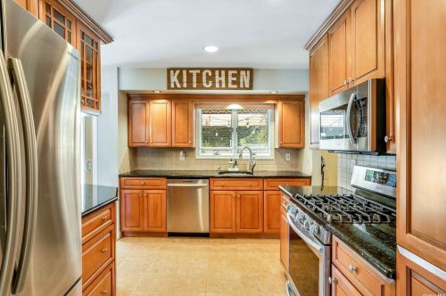 4 Barley Pl, Commack NY 11725-1412 exterior