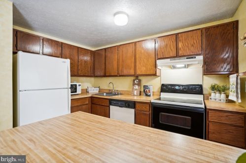 6408 Lacrosse Ln, Glen Burnie MD 21061-8831 exterior