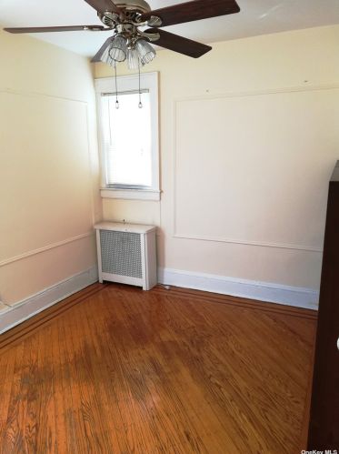 37 Fremont Rd, Valley Stream NY 11581-2106 exterior