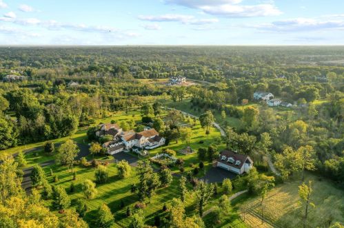 9303 Vly Hl Rd, Milwaukee WI 53217-1039 exterior