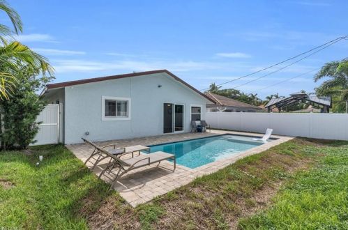 607 102 Ave, Naples FL 34108-3214 exterior