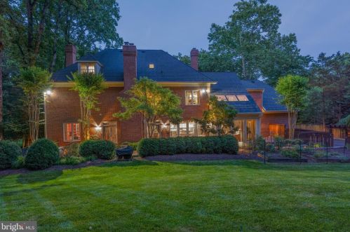 1250 Daleview Dr, Mc Lean VA 22102-1538 exterior