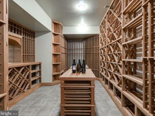 271 Blackburn Dr, Berwyn PA  19312-2801 exterior