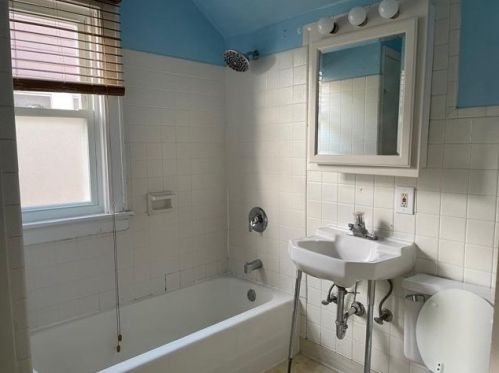 922 58, Milwaukee WI 53218-5613 exterior