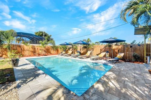 821 91 Ave, Naples FL 34108-2426 exterior