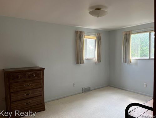 5975 Hubbell St, Dearborn Heights MI 48127-2445 exterior