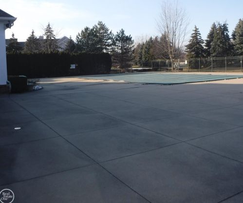 16360 Grandview Dr, Macomb Township MI  exterior