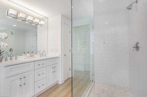 2180 Hbr Ln, Naples FL 34104-4218 exterior