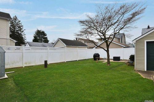 6 Eton St, Valley Stream NY 11581-2903 exterior