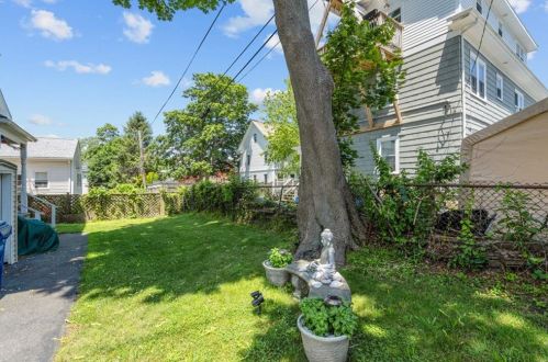 7 Bayview Ave, Middletown RI 02840-2108 exterior